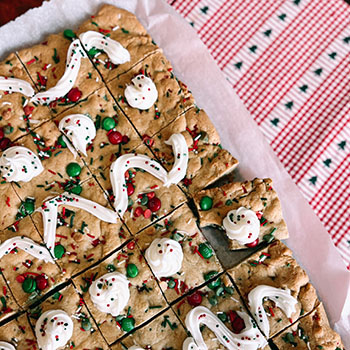 Plaque de biscuit festif aux bonbons M&M’s