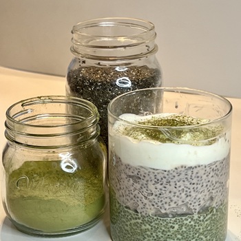Pouding à la fraise et au matcha avec graines de chia