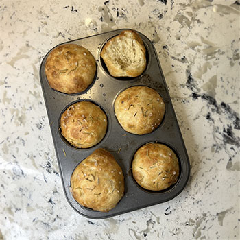 Muffins de focaccia au romarin et à l'ail